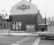 855694 Gezicht op de blinde zijgevel van het eerste pand aan de oneven zijde van de Kanaalstraat te Utrecht, vanaf het ...